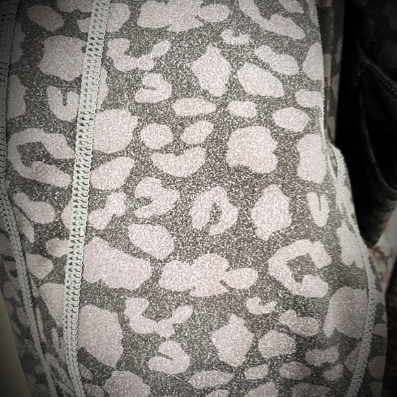 Til You Collapse Effortless Heart Booty Leggings - Black Leopard Print - Picture 5 of 9